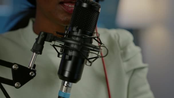 Крупним планом африканський вплив на відповіді на питання під час розмови на мікрофон — стокове відео