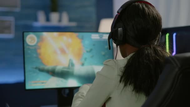 Fechar-se de jogador mulher negra competitivo segurando joystick jogando shooter espaço — Vídeo de Stock