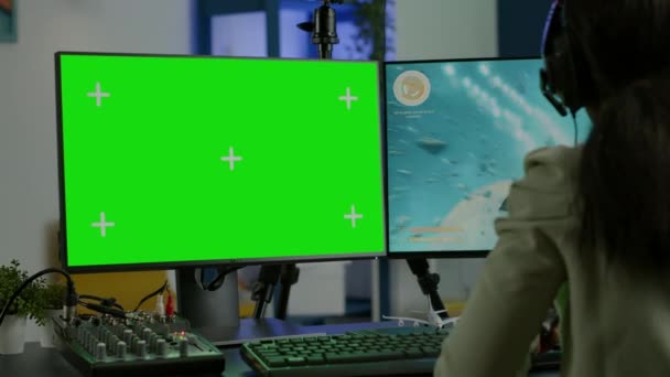 Μαύρη γυναίκα gamer streaming με χρωματική οθόνη κλειδί — Αρχείο Βίντεο