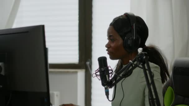 Θλιβερή μαύρη γυναίκα streamer με ακουστικά που χάνουν βιντεοπαιχνίδια — Αρχείο Βίντεο
