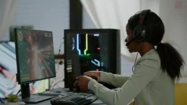 Afro-Afrikalı kadın oyuncu çevrimiçi video oyunları oynuyor ve kaybediyor