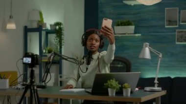 Afrikalı içerik yaratıcısı hayranlar için akıllı telefonla fotoğraf çekiyor