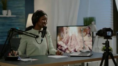 Sanal şov için çevrimiçi podcast kaydı yapan ünlü vlogger