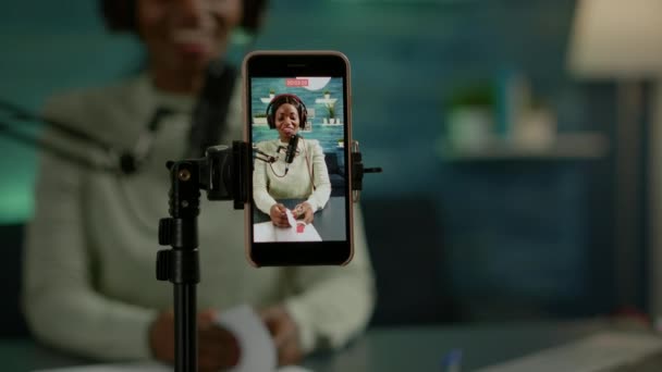 Primer plano de grabación de smartphone vlog de influencer africano — Vídeos de Stock