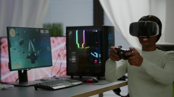 Nero videogamer donna vincente sparatutto spaziale gioco utilizzando la realtà virtuale — Video Stock