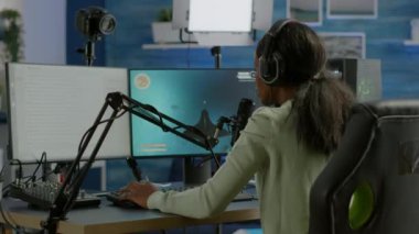 Kulaklık takan siyah oyuncu diğer oyuncularla sohbet ediyor.