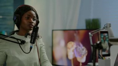 Akıllı telefon kullanarak Afrikalı vlogger video günlüğü kaydediyor