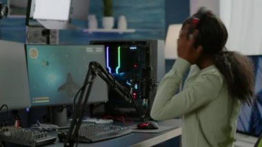 Profesyonel ve sporcu Afrikalı oyuncu mikrofonla konuşuyor.