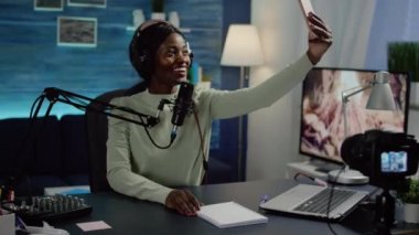 Afrikalı kadın blogcu portresi. Akıllı telefondan kendi fotoğrafını çekiyor.