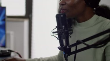 Siyah flama siber oyun oynayan uzay nişancısını kapat