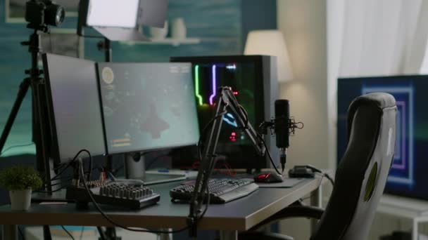 Empty streaming studio με RGB LED φώτα ισχυρό προσωπικό υπολογιστή — Αρχείο Βίντεο