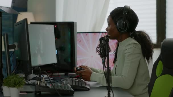 Afro-americano jogador de tiro espacial feliz depois de ganhar competiton virtual — Vídeo de Stock