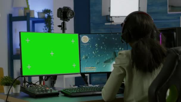 Профессиональная африканская женщина игрок игры на компьютере с зеленым макетом рабочий стол — стоковое видео