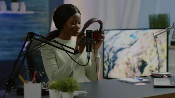 Afrikanischer Blogger lächelt Publikum während Dreharbeiten zum Podcast an — Stockvideo