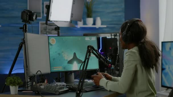 Siyah kadın flamalı uzay nişancısı video oyunları oynuyor — Stok video