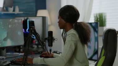 Kameraya gülümseyen konsantre Afrikalı oyuncunun portresi,