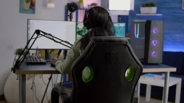 Güçlü bilgisayar oyunu oynayan bir kadının arka planı.