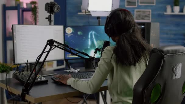 Mujer africana streamer cyber ganar realizar shooter espacial videojuego — Vídeo de stock