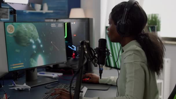 Furioso jogador mulher negra com fones de ouvido usando stream chat perdendo jogo — Vídeo de Stock