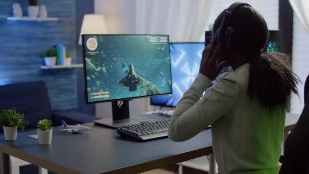 Afrikanischer Cyber-Gamer setzt Headset auf, bevor er Online-Videospiele spielt — Stockvideo