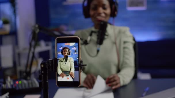 Konzentrierter Schuss auf Smartphone-Aufnahme afrikanischer Bloggerin — Stockvideo