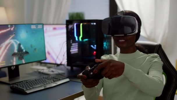 Focused african cyber player wearing virtual reality headset during game — Stock Video