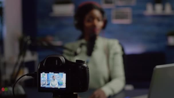 Primer plano de la cámara de vídeo de grabación de influencers africanos hablando de investigarlo — Vídeos de Stock