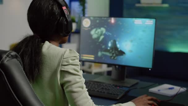 Ενθουσιασμένος αφρικανικός gamer με ακουστικά που κερδίζουν σημαντικό online παιχνίδι — Αρχείο Βίντεο
