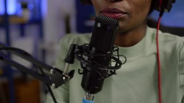 Siyahi kadın nüfuzcusuna yakın çekim izleyicilerin sorularını yanıtlıyor