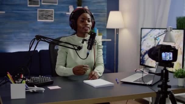 Μαύρο blogger κάθεται στο σπίτι vlog σταθμό, ενώ βιντεοκάμερα εγγραφή — Αρχείο Βίντεο