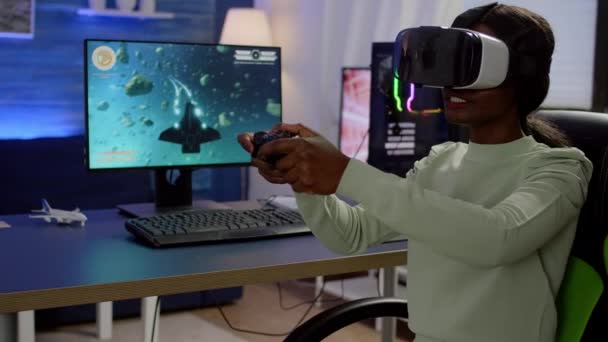 Afrikaanse speler vrouw winnen ruimte shooter spel met behulp van virtual reality bril — Stockvideo