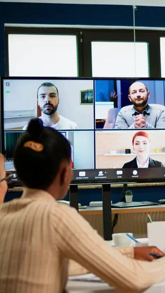 Emplyees werknemers hebben webcam conferentie met collega 's spreken op video oproep — Stockfoto
