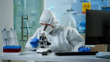 Biyolog doktor mikroskopta DNA örneğini kontrol ediyor.