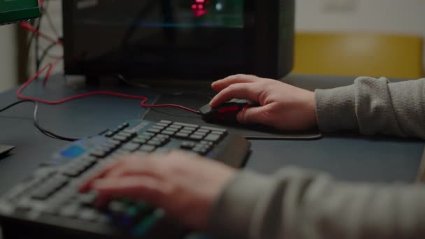 Zblízka záběr z ruky man player psaní na klávesnici RGB — Stock video