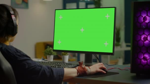 Mulher streaming de jogos de vídeo online no computador poderoso com tela verde — Vídeo de Stock