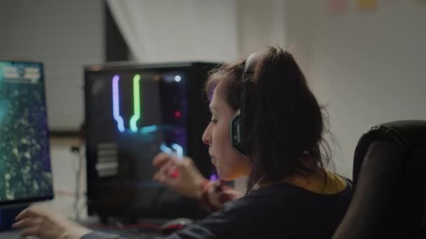 Joueur professionnel eSport avec casque jouant dans des jeux vidéo compétitifs — Video