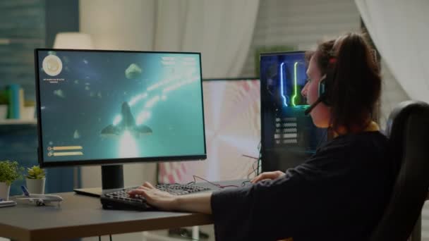 Spelare som sitter på spelstol spelar online utrymme shooter videospel — Stockvideo