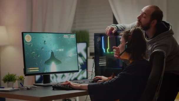 Stres pár hráčů ztrácí prostor střelec videohry — Stock video