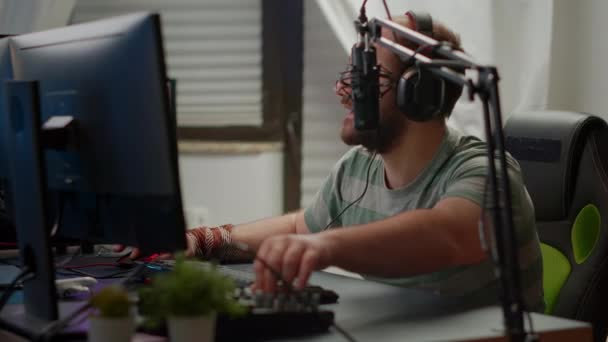 Professioneller Streamer bereitet sich auf virtuelles Gaming-Turnier vor — Stockvideo
