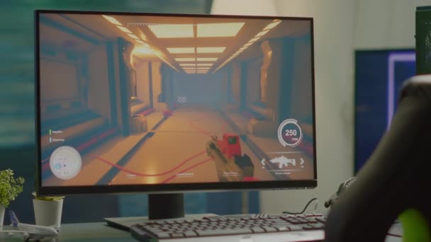 Ekranda FPS oyunu olan RGB güçlü bilgisayarı olan boş siber uzay — Stok video