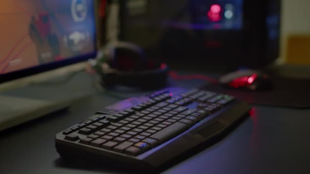 Nahaufnahme der professionellen RGB-Tastatur im leeren Spielraum — Stockvideo