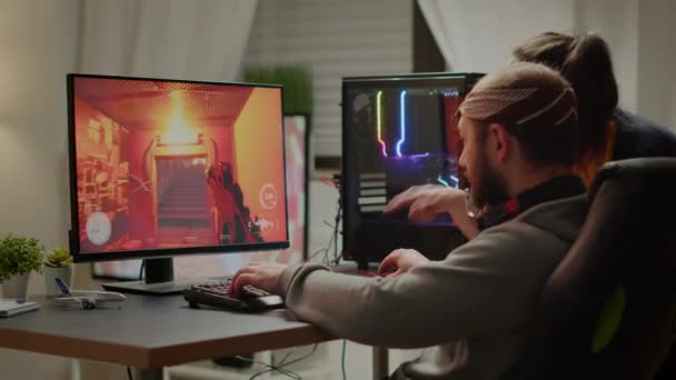 Casal de jogadores jogando videogame de tiro em primeira pessoa — Vídeo de Stock