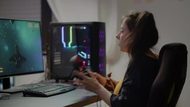 Pro mujer videojuego r usando auriculares jugando juegos de disparos en línea espacio de vídeo — Vídeos de Stock