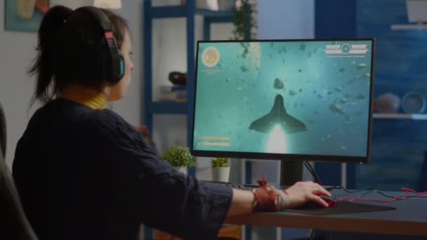Επαγγελματική esports γυναίκα gamer wining παίζει σε RGB ισχυρό υπολογιστή — Αρχείο Βίντεο