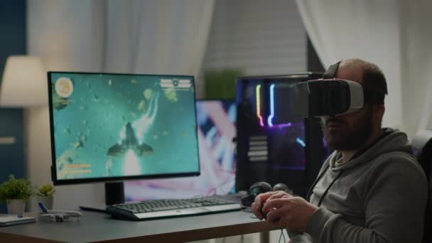 Pro cyber sport gamer winnen spelen van video games met behulp van vr headset — Stockvideo