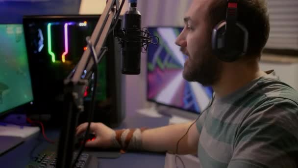 Pro gamer pone auriculares profesionales y empezar a jugar — Vídeo de stock