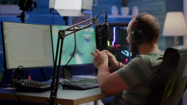 게임 대회에서 슈팅 게임에 집중하는 게이머 — 비디오