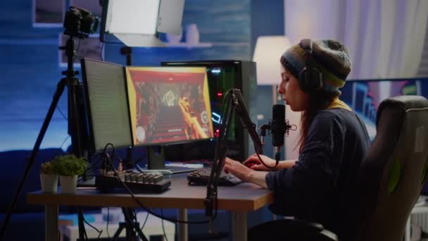 Žena streamer kontrola zvuku pomocí profesionálního mixéru — Stock video