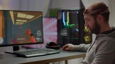 Profesyonel esport oyuncusu kameraya bakıp gülümsüyor.