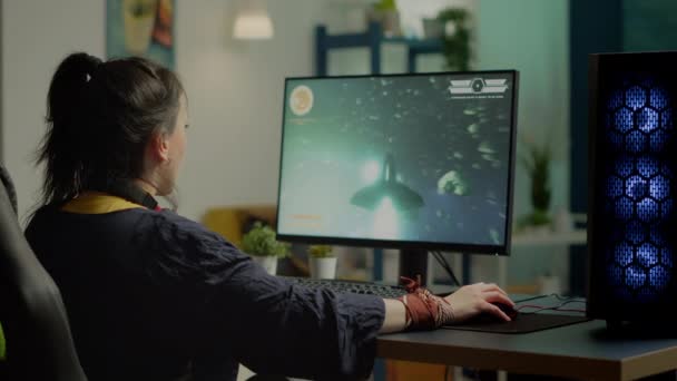 Spielerin mit Headset blickt lächelnd in die Kamera — Stockvideo